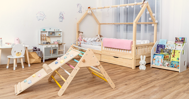 Kategorie hračky. Pokojíček plný hraček, kde dominuje domečková postel